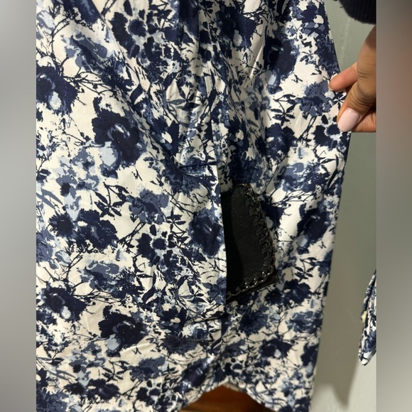 New Duluth Trading Wrinkle fighter Tunic Blouse Blue Floral - Picture 3 of 5